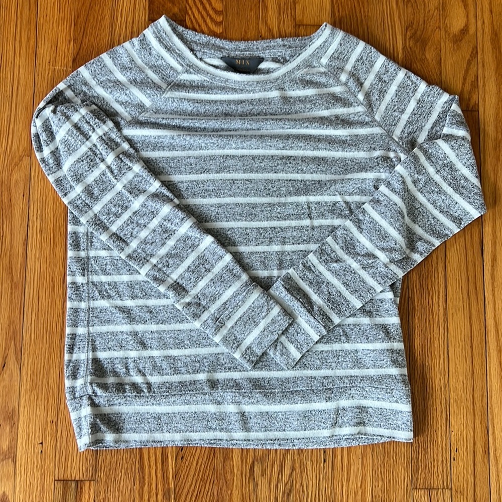 Long sleeve lounge shirt. Size small. Super soft.